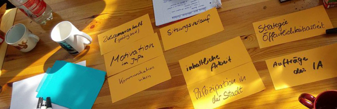 Beschriftete Zettel mit Aufgaben des Jugendparlamentes liegen auf einem Tisch